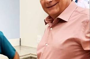 As maçãs da cara de Flávio estão infladas, como que algo tenha sido injetado…pálpebras arreadas… (Foto: Reprodução)