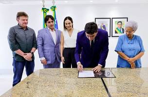 Assinatura de Ordem de Serviço (Foto: Governo do Piauí)