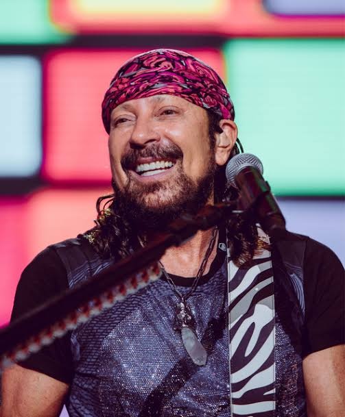 Bel Marques, cantor baiano, vai “morder” 450 mil do governo para fazer show em Esperantina. Quem liberou, também.