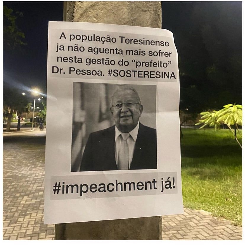 Cartazes pedindo Impeachment de Dr. Pessoa
