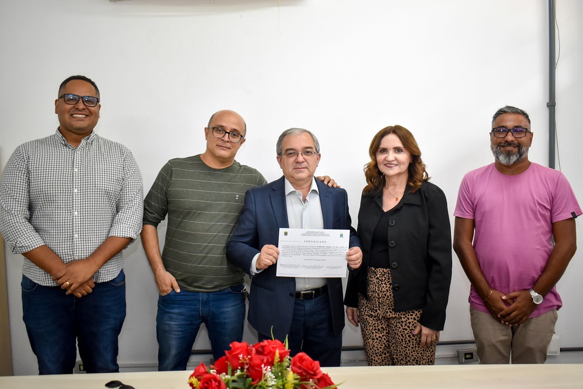 Da direita para a esquerda, Prof. Tarso Caselli; Profa. Regilda Moreira-Araújo; Prof. Silva Néto; Prof. Luciano da Silva Lopes; Prof. Luis Menezes Carvalho.