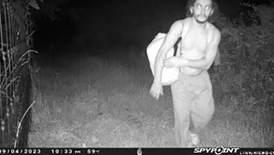 Danilo Cavalcante foi visto neste corte de imagens de segurança divulgadas pela Polícia Estadual da Pensilvânia -