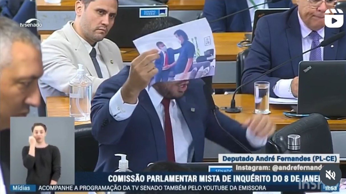 Deputado exibe foto de Wellington recebendo um suspeito no Palácio de Karnak.