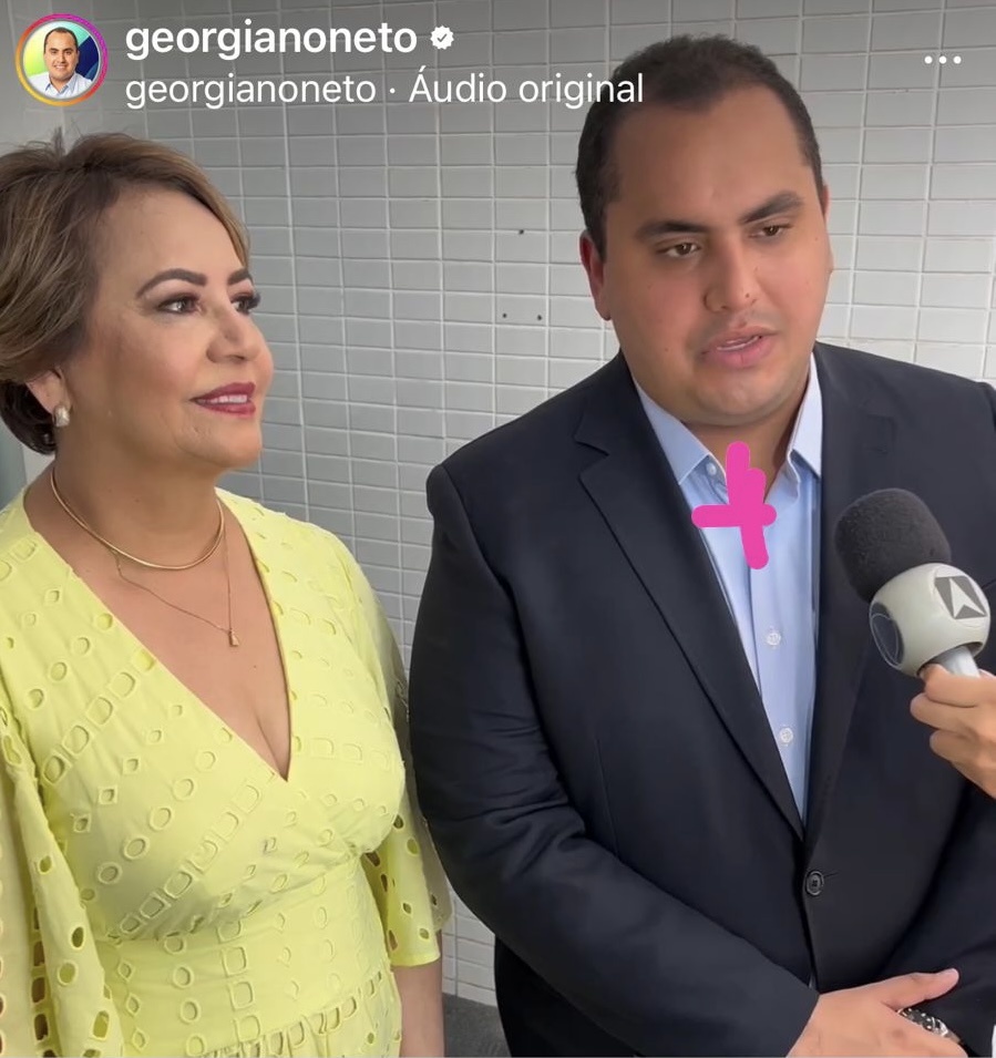 Georgiano numa solenidade (com a mãe ao lado) oficial de paletó e sem gravata. Que traje é esse?