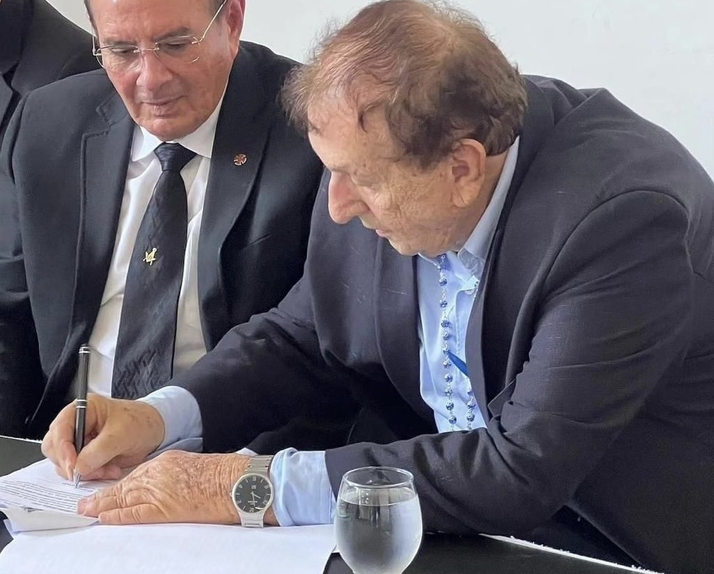 Mão Santa assinando o termo de permissão para uso pela maçonaria de uma casa que a prefeitura nem pagou a família proprietária
