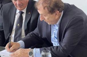 Mão Santa assinando o termo de permissão para uso pela maçonaria de uma casa que a prefeitura nem pagou a família proprietária (Foto: Reprodução)