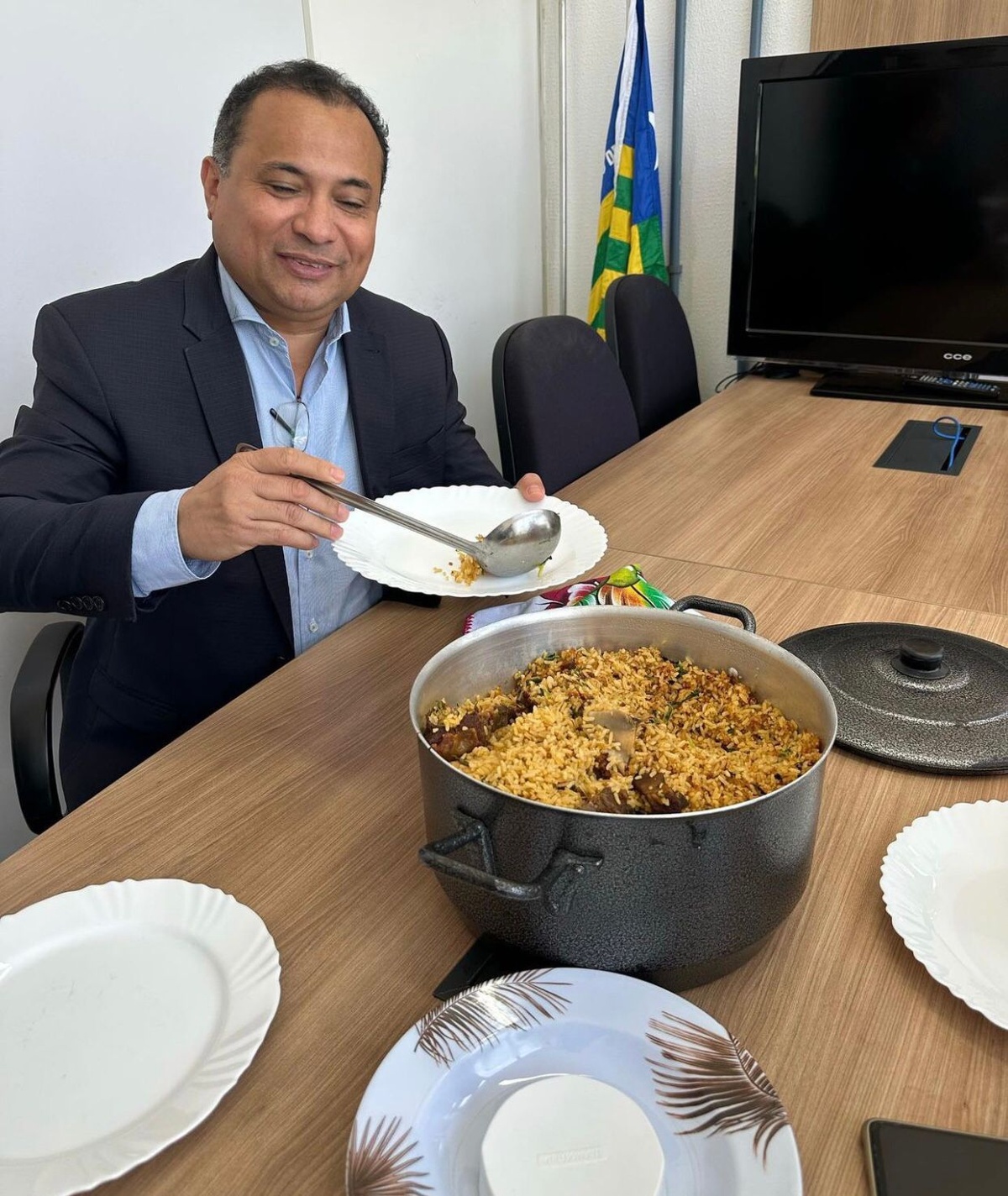 O almoço do deputado Evaldo com os funcionários da secretaria de sua mulher era, como se vê, arroz com carne e osso