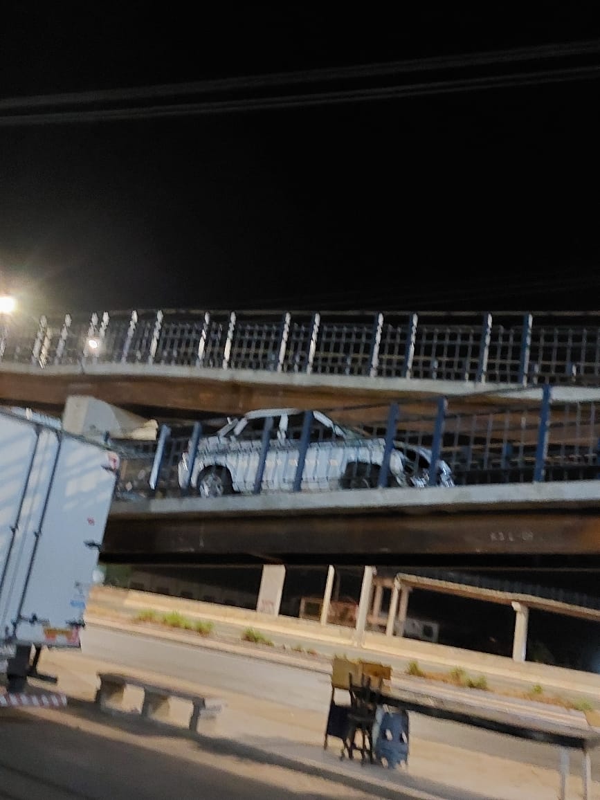 O carro invadiu a passarela e ficou preso no local