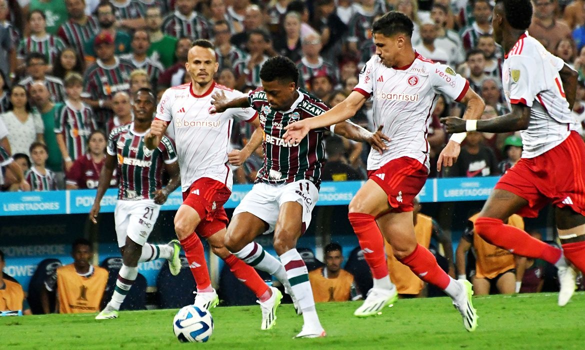 O Flu, com um jogador a menos, conseguiu se manter vivo no jogo