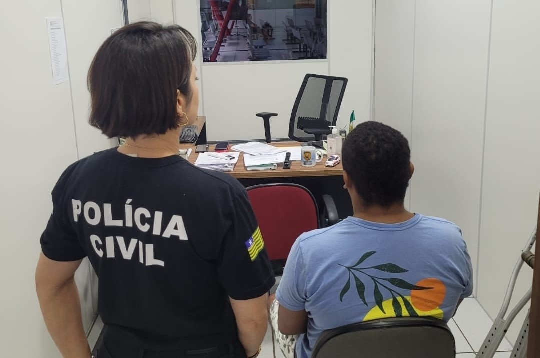 O homem importunava as mulheres com conteúdo explícito