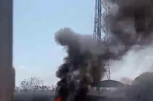 Popular registrou momento em que bombeiros trabalham para controlar (Foto: Rede Social)