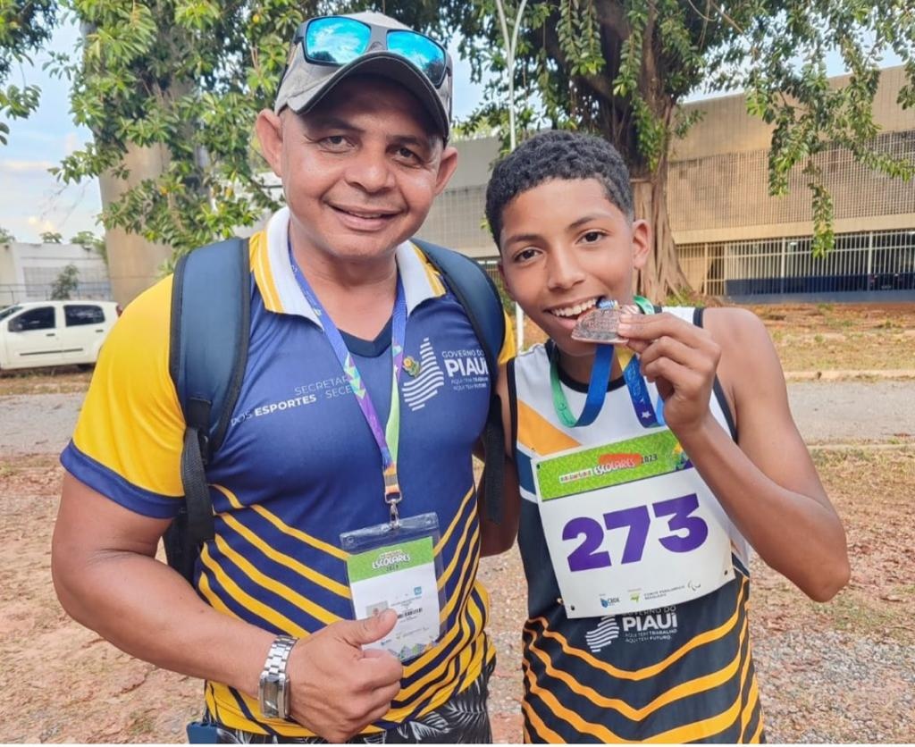 Ranilson Gonçalves, coordenador de Desporto Escolar e o atleta Danilo José.