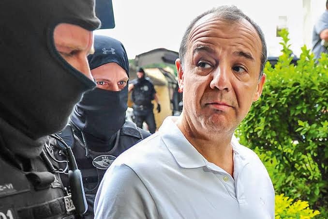 Sérgio Cabral, 400 anos de prisão, será homenageado por escola de samba do Rio