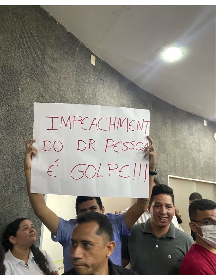 Alguém soube no que deu a reunião dos vereadores para tratar do caos da saúde? Por lá apareceu esse corajoso com esse cartaz.