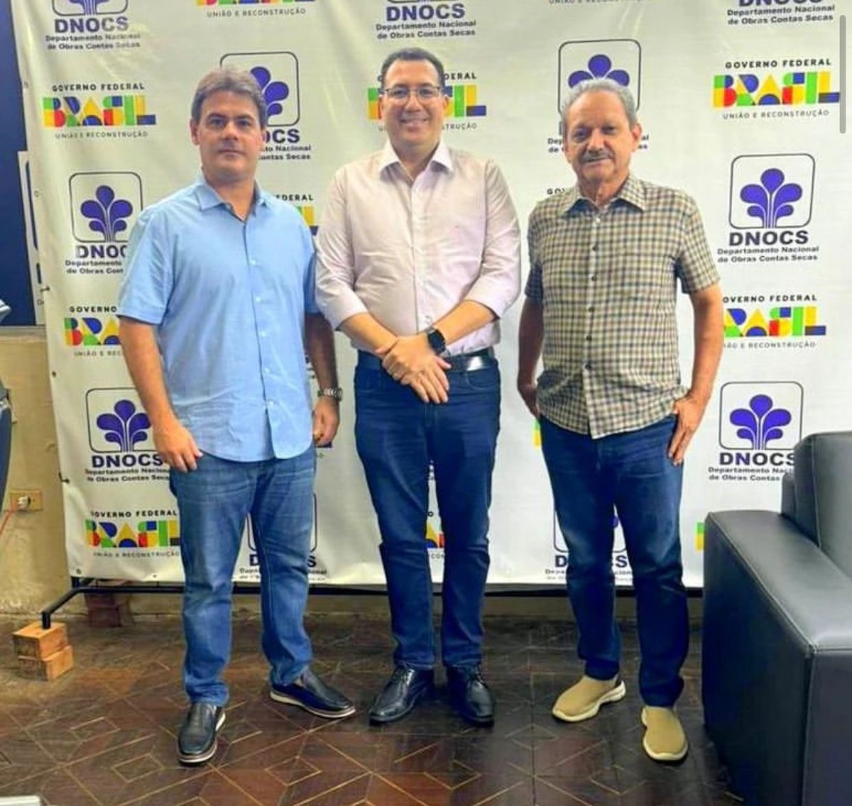 Aqui os deputados Severo Eulalio e Wilson Brandão com o chefe do DNOCS no Piaui. Estão pedindo obra