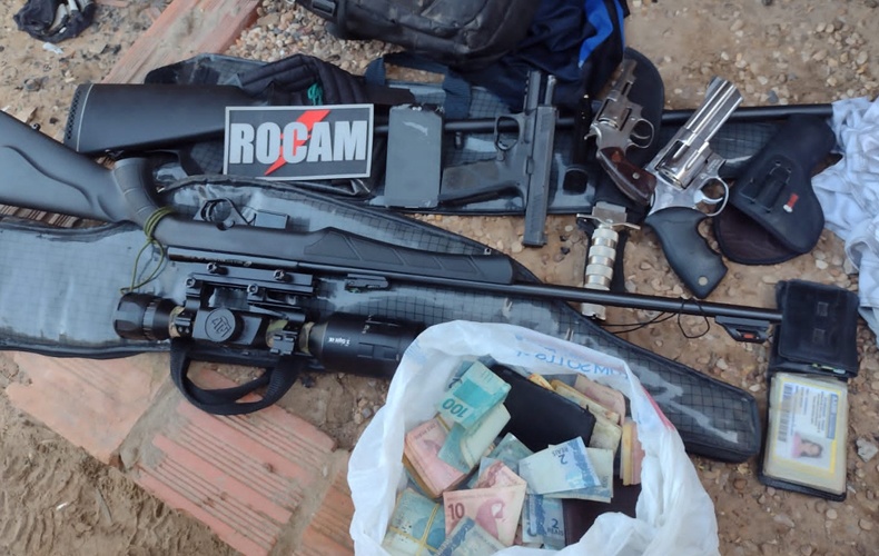 Armas de fogo, munições e dinheiro em espécie foram apreendidos junto com os suspeitos