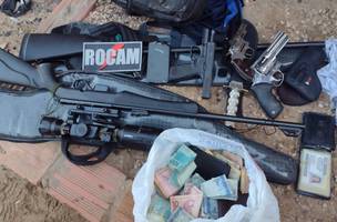 Armas de fogo, munições e dinheiro em espécie foram apreendidos junto com os suspeitos (Foto: Reprodução / PM-PI)