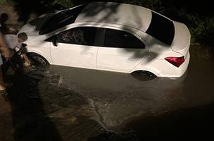 Carro foi levado pela forte chuva na noite deste sábado (13) (Foto: Reprodução / Redes Sociais)