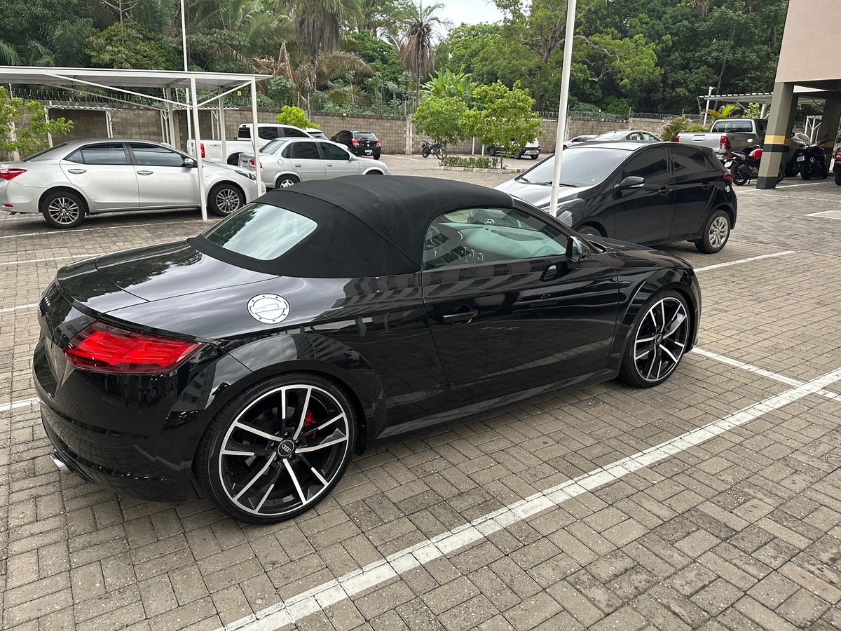 Carros de luxo apreendidos na Operação