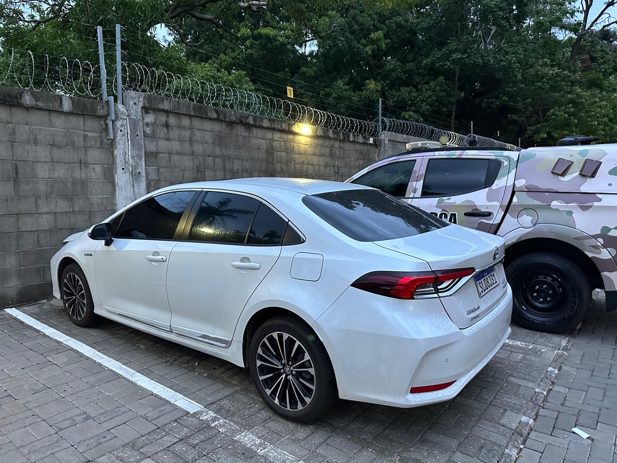 Carros de luxo apreendidos na Operação