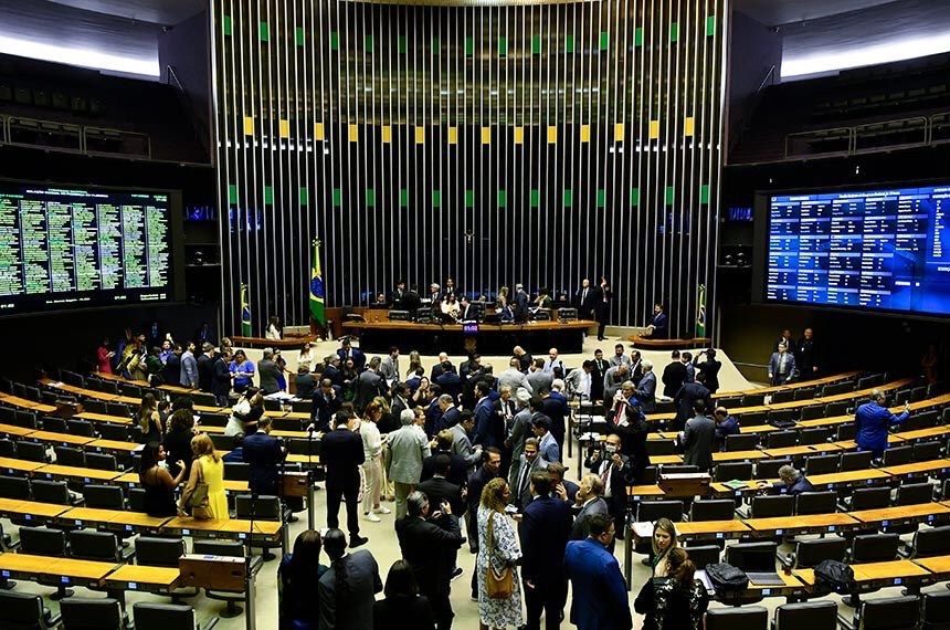 Deputados e senadores retornarão do recesso em fevereiro