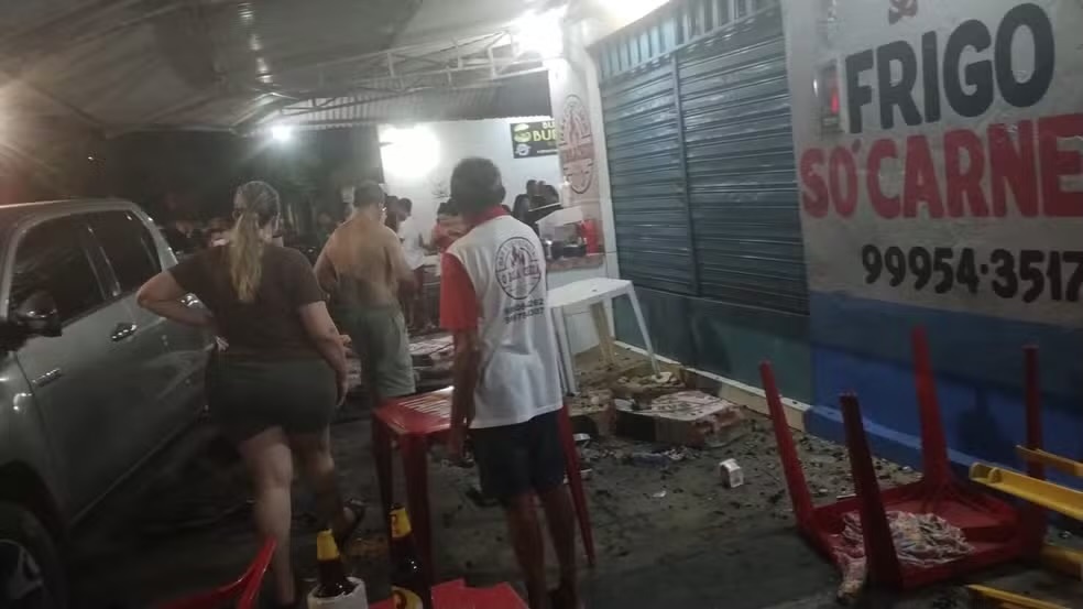 Dois homens ficaram feridos, um idoso de 64 anos, e um funcionário do estabelecimento