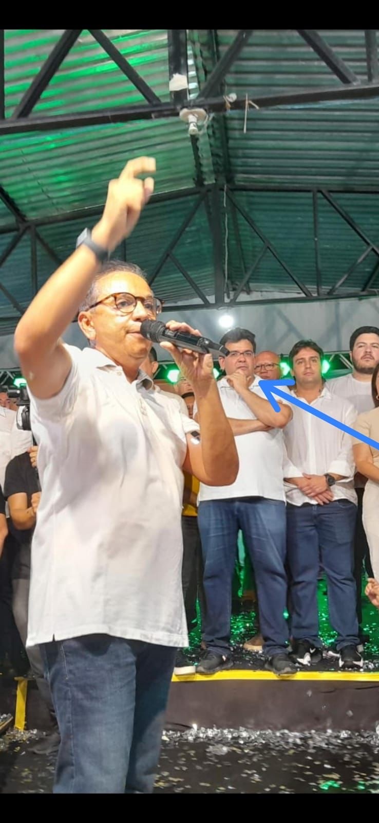 Dr Hélio discursa. Vc quer adivinhar o que Rafael (ao fundo) está pensando?