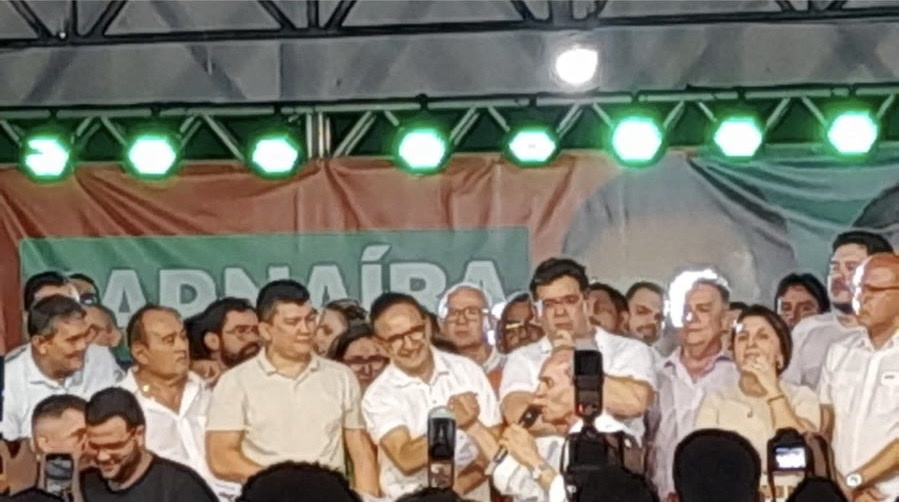 Dr Hélio e seus apoiadores: o governador e grande número de políticos de Teresina