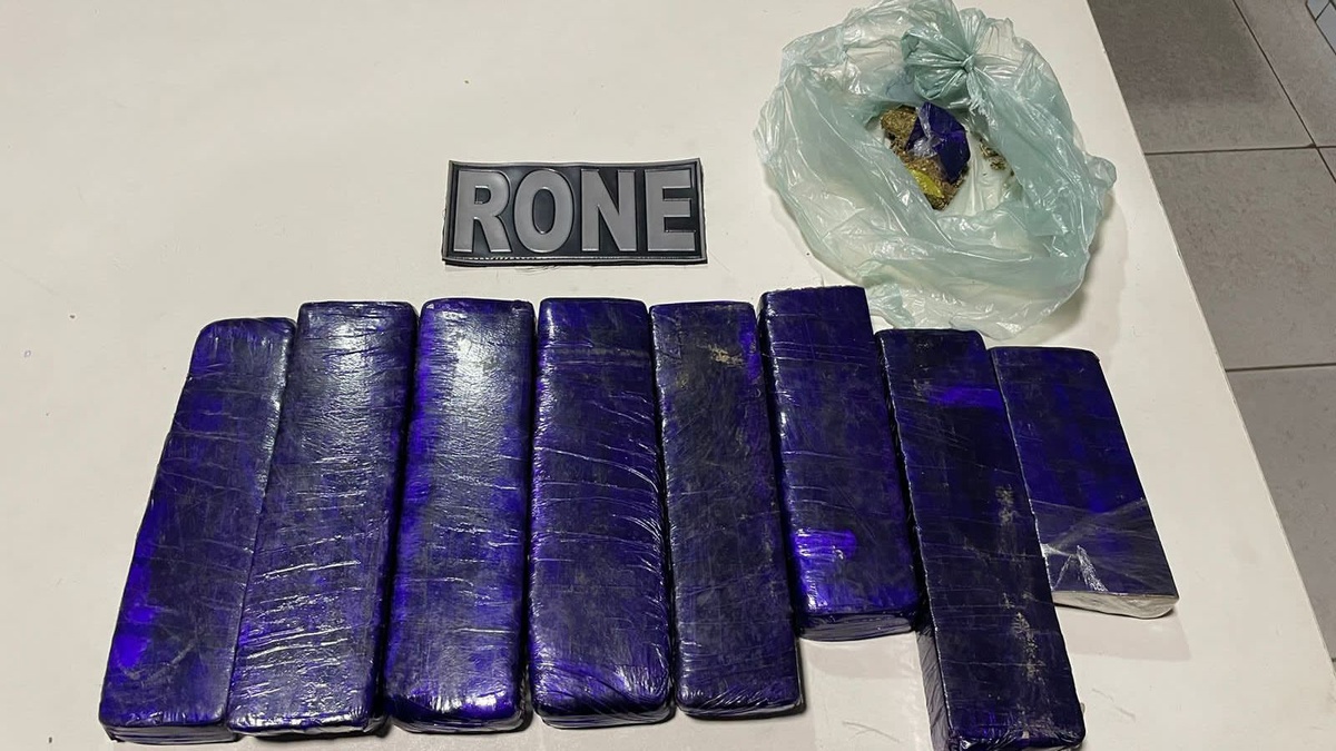 Drogas que foram jogadas pelos indivíduos suspeitos