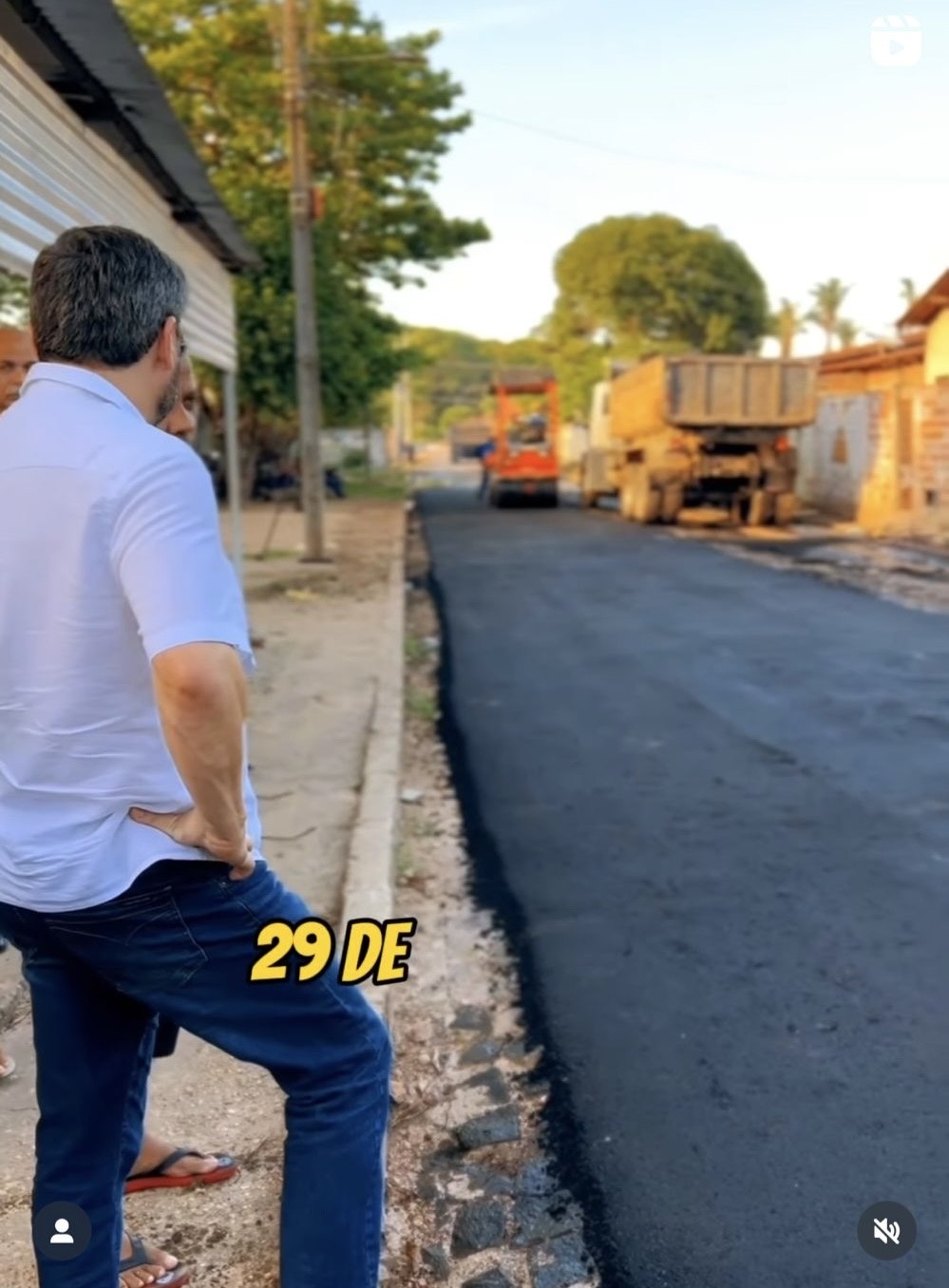 Fábio Novo fazendo estágio de ser prefeito. Está nos bairros dizendo que levou o asfalto