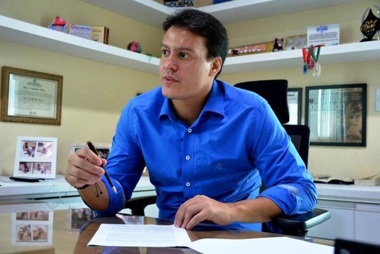 Felipe Camarão, secretário de Educação do Maranhão: milhares  de professores demitidos