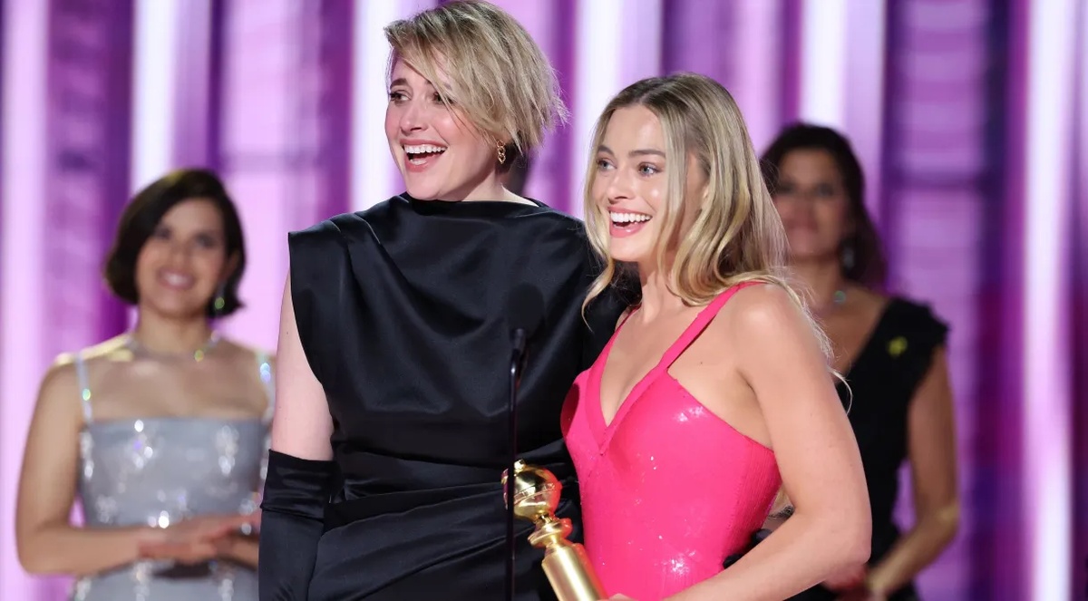 Greta Gerwig e Margot Robbie recebem o prêmio de conquista cinematográfica e de bilheteria por "Barbie" no 81º Globo de Ouro