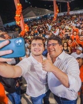Ícaro fazendo selfie com seu maior eleitor, Rafael…
