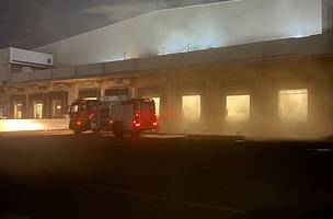 Incêndio atinge centro de distribuição de supermercado (Foto: Reprodução / WhatsApp)
