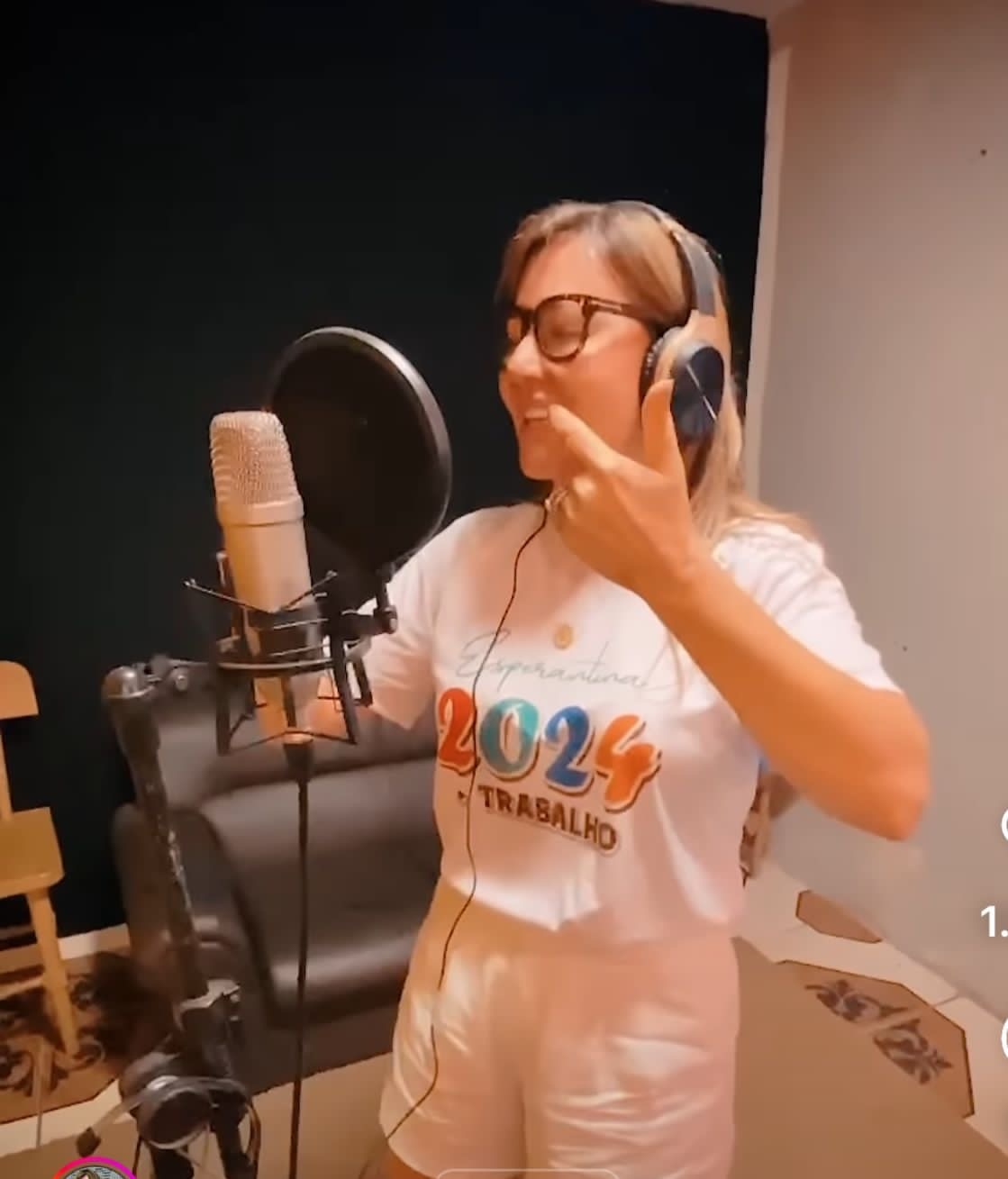 Iva do Cabeça Branca - a prefeita ensaiando música que postou nas redes sociais. Toma jeito.
