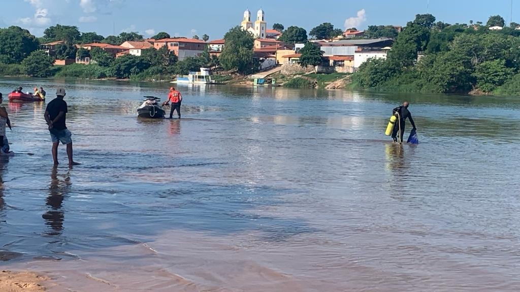 Jetskis e mergulhadores auxiliam nas buscas pelo corpo da jovem