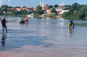 Jetskis e mergulhadores auxiliam nas buscas pelo corpo da jovem (Foto: SSP-PI)