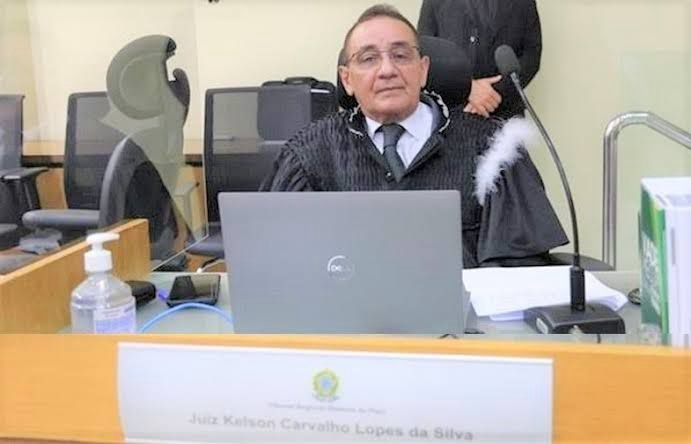 Juiz Kelson Carvalho é considerado suspeito para julgar ações contra Petrus Evelyn
