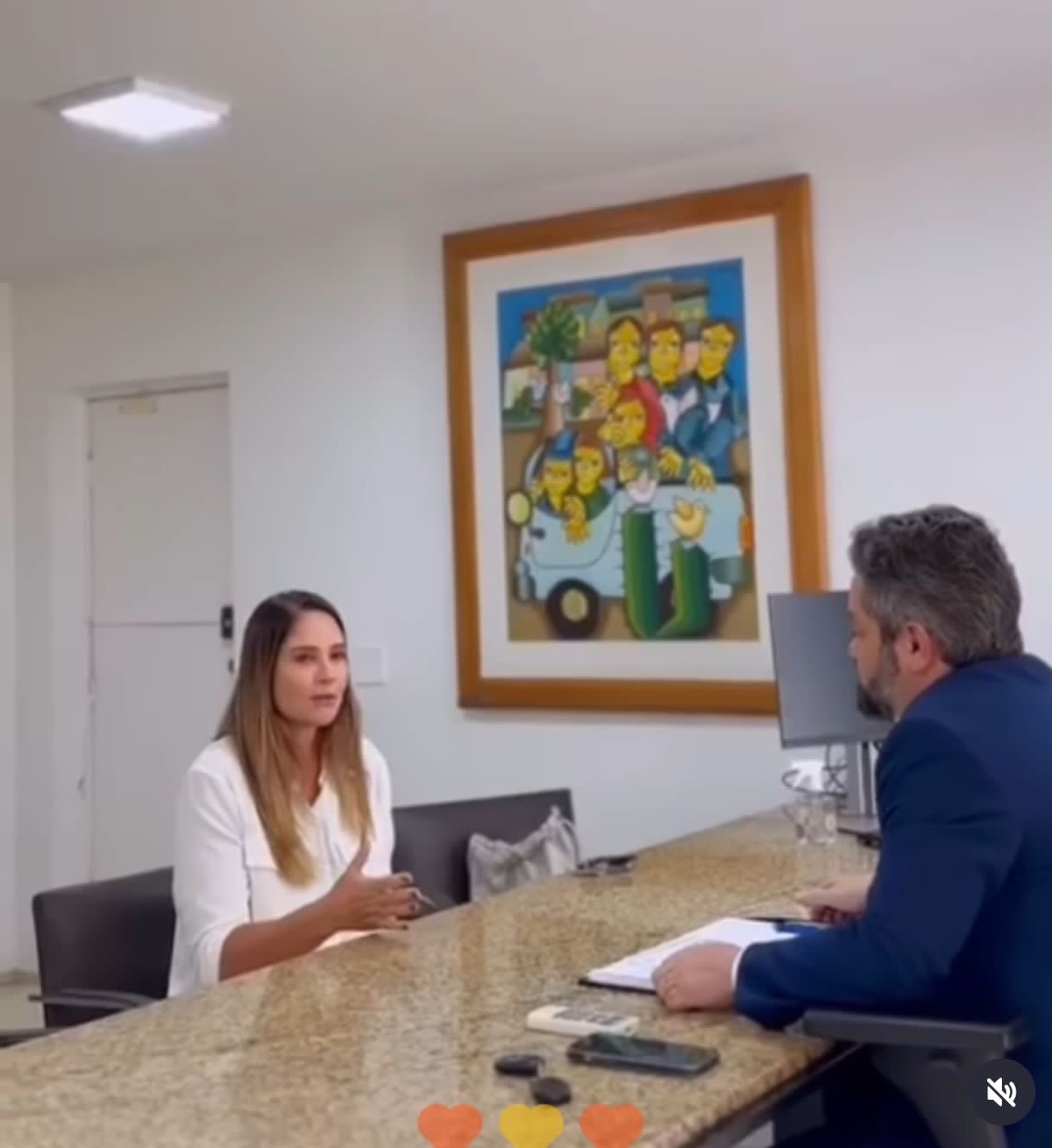 Lucy, viúva de Firmino, discutindo com o secretário que dá cargos o “desenvolvimento” de Teresina