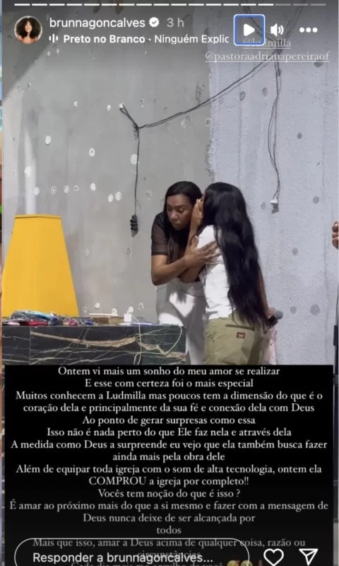 Ludmilla foi ao culto, subiu no altar e contou a novidade no ouvido da pastora