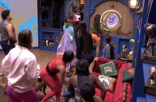 Momento em que Vanessa Lopes aperta botão de desistência (Foto: Reprodução/ Globo)
