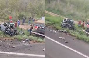 Motorista do carro ficou preso às ferragens do veículo, que ficou completamente destruído (Foto: Reprodução)