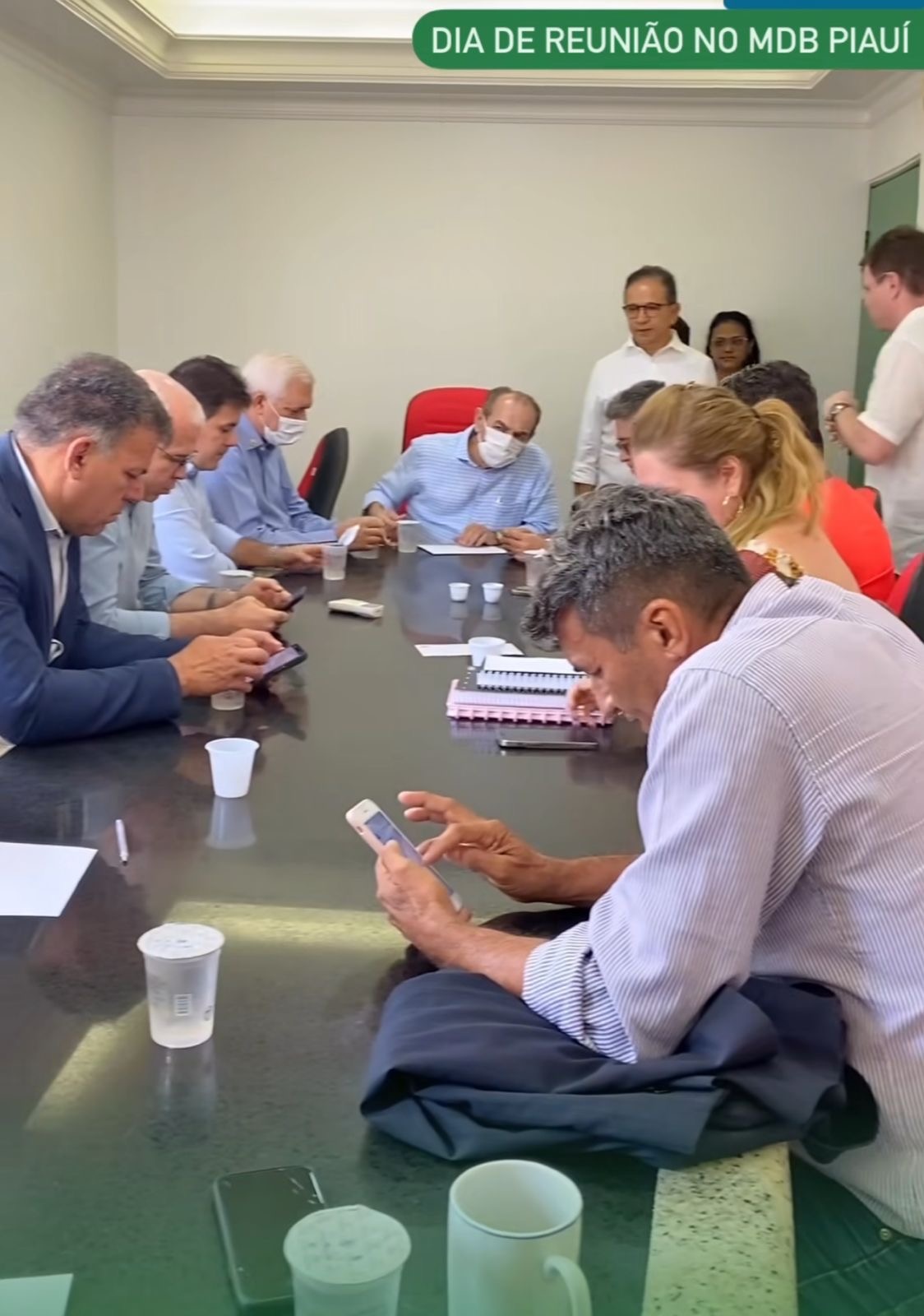 Na reunião de faz de conta do MDB cada um está ligado no celular. Depois Marcelo Castro informou que a rendição ao candidato Fábio Novo e a escolha de Paulo Márcio foi consensual