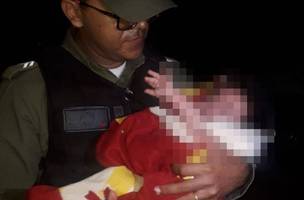 O bebê foi encontrado, ileso, em uma área de mata do bairro Recreio, em Piripiri (Foto: PMPI)