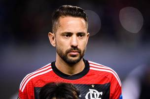 O camisa 7 do Rubro-negro dá adeus ao clube (Foto: Marcio Machado/Eurasia Sport Images/Getty Images)