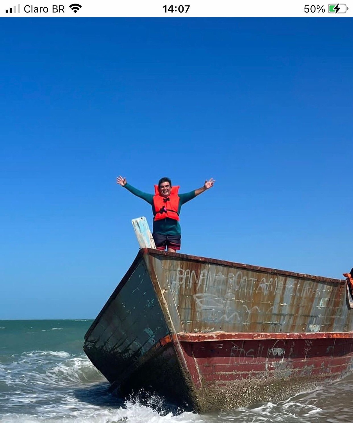 O deputado Limma chegando (no porto de Luís Correia?) num navio. Mas diz aí, não parece um grande lixão?