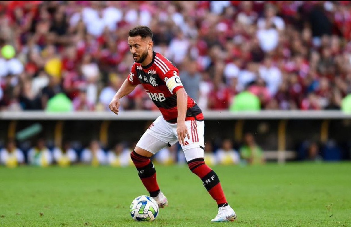 O excelente Everton Ribeiro vai assinar com o Bahia