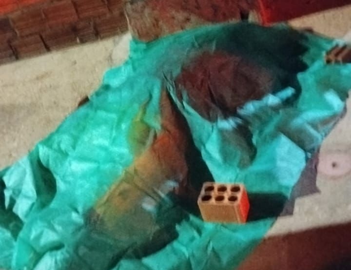 O homem morreu na calçada de uma residência após os disparos