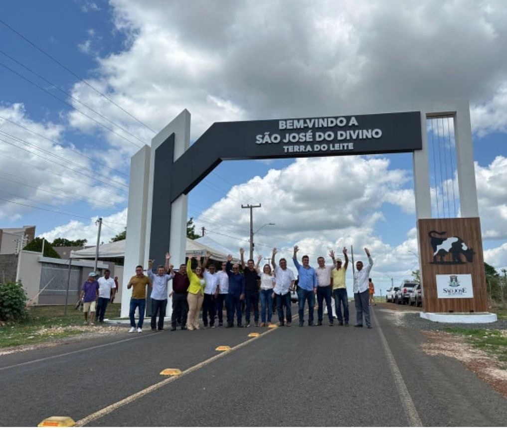 O que muda na fila do pão essa caríssima estrutura chamada de “portal de São José do Divino”? Estão aí políticos exaltando o gasto público numa cidade onde falta de tudo