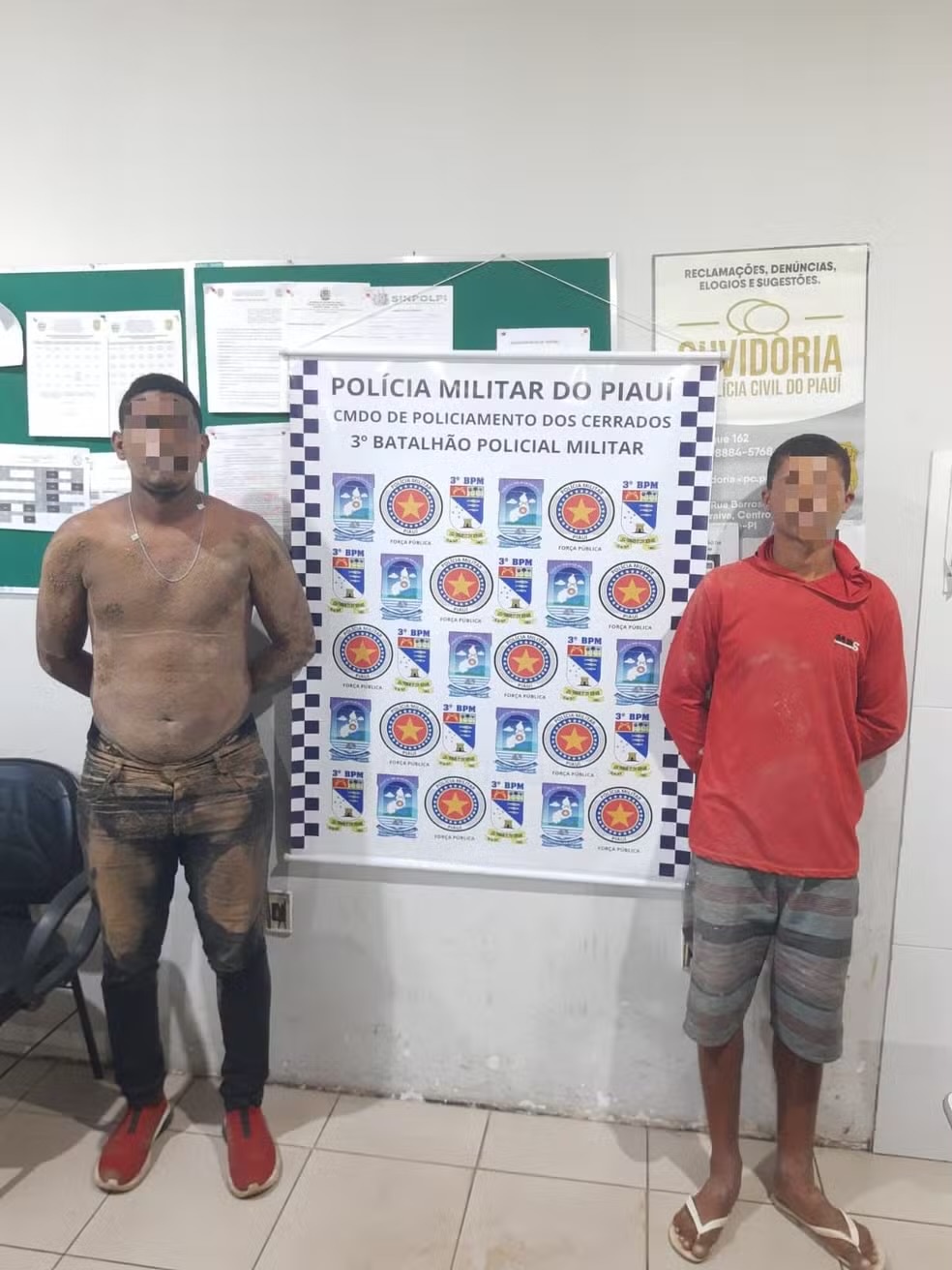 Os dois homens foram capturado no quintal de uma residência sem muro, próximo ao escritório de contabilidade onde realizaram o assalto, em Floriano-PI